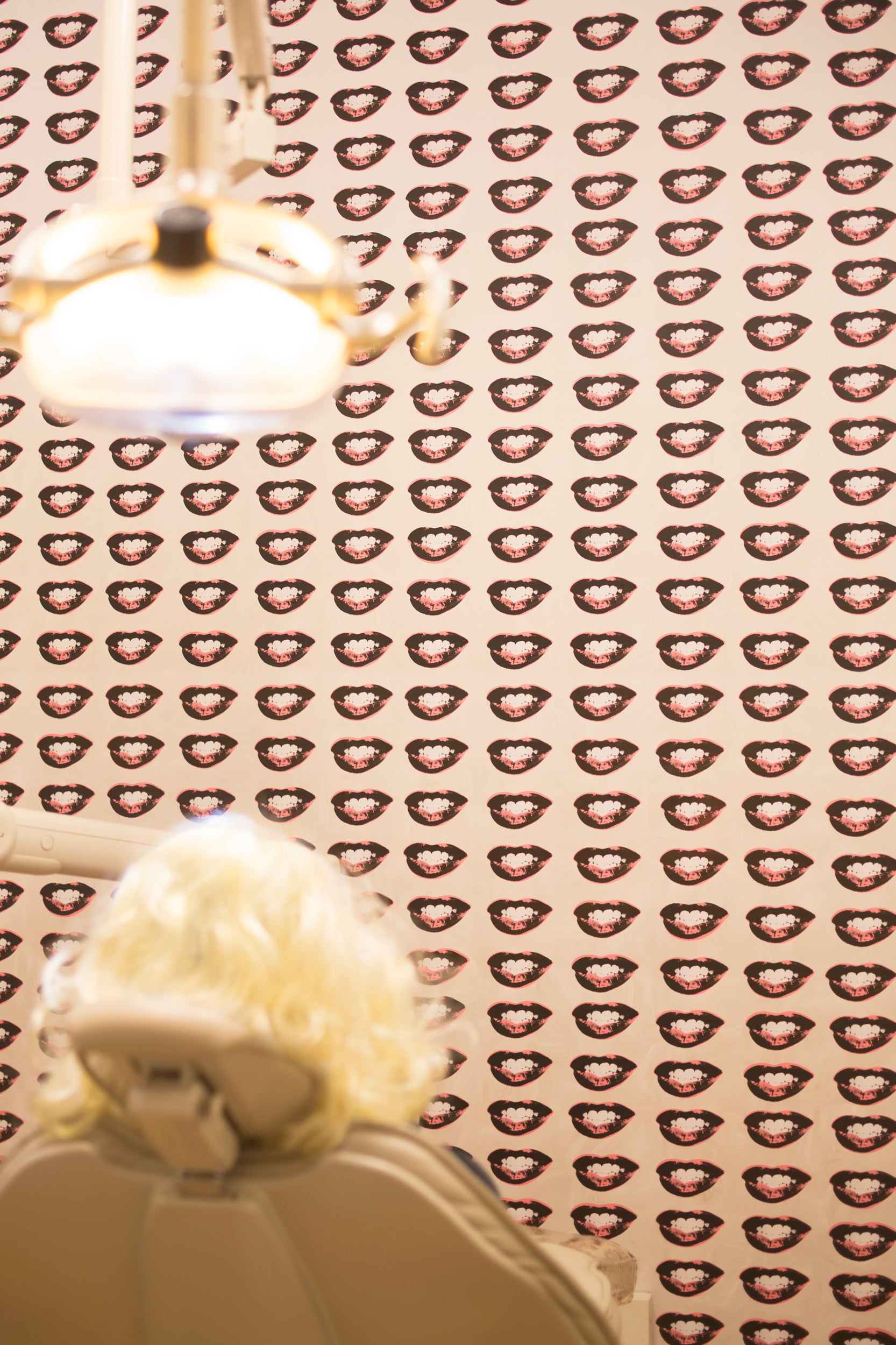 Marilyn's Lips - Beige Brushstrokes