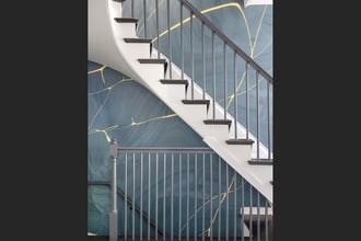 Staircase in need of a lift? Take a cue from Elms Interior Design (@deeelms), which stepped up the style of this multi-level flight with our Fracture in Sodalite mural. Photo cred: Michael J. Lee Photography (@michaeljleephotography)