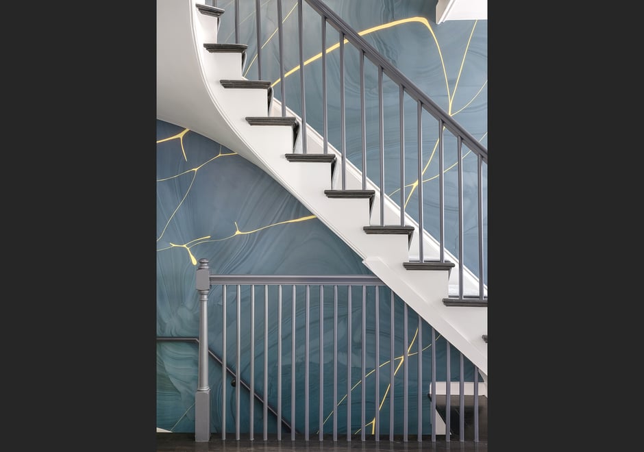 Staircase in need of a lift? Take a cue from Elms Interior Design (@deeelms), which stepped up the style of this multi-level flight with our Fracture in Sodalite mural. Photo cred: Michael J. Lee Photography (@michaeljleephotography)