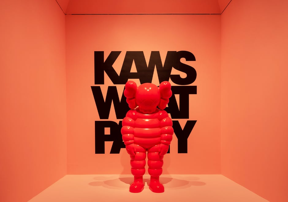 Hãy thử giấy dán tường Kaws đỏ WHAT PARTY để trang trí cho căn phòng của bạn. Sự kết hợp giữa màu đỏ đầy sống động và hình ảnh thú vị của Kaws sẽ khiến cho không gian thêm phần sinh động và đặc sắc.