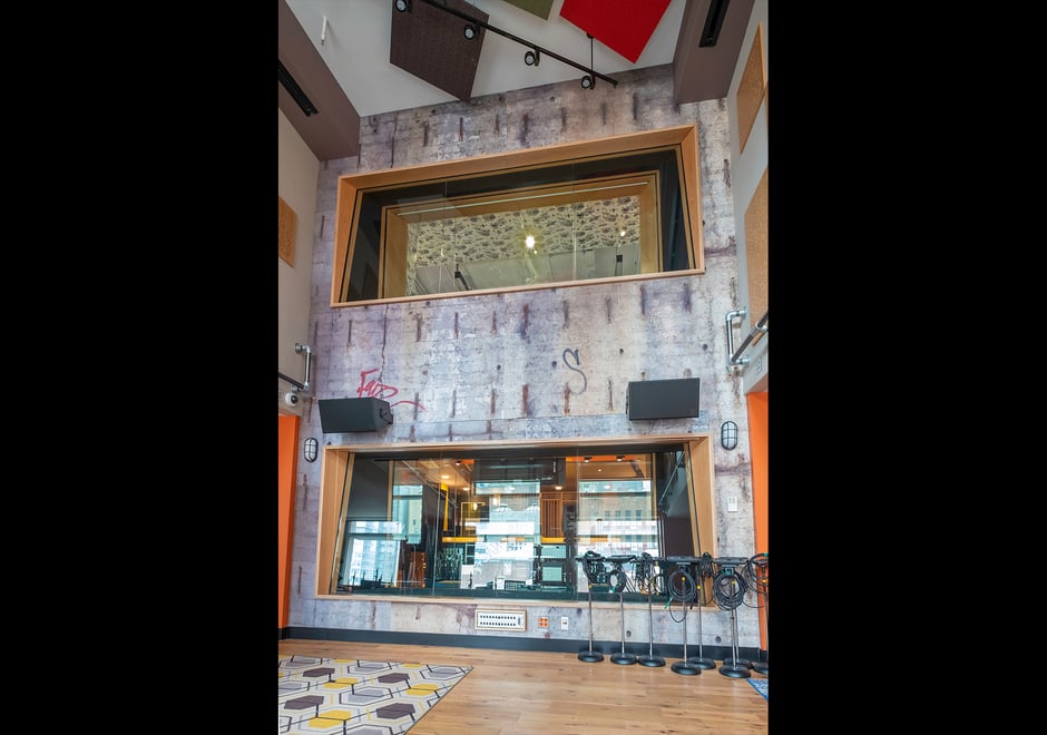 This live room outside of the Beastie Boys’ Oscilloscope studio is keepin’ the Brooklyn flavor flowing with our Brooklyn Bridge Wall mural that we custom printed on acoustically transparent fabric.