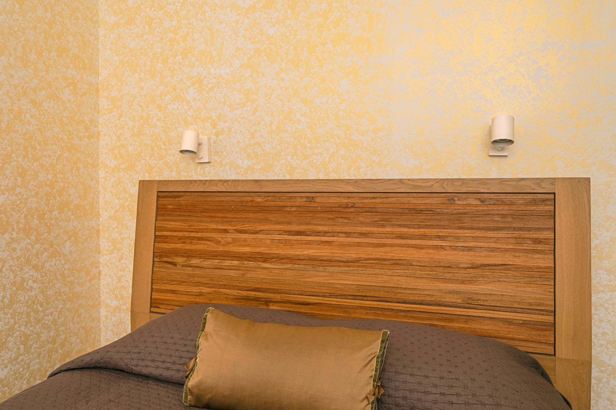 Crowd (Where's Warhol) - Pearl Gold