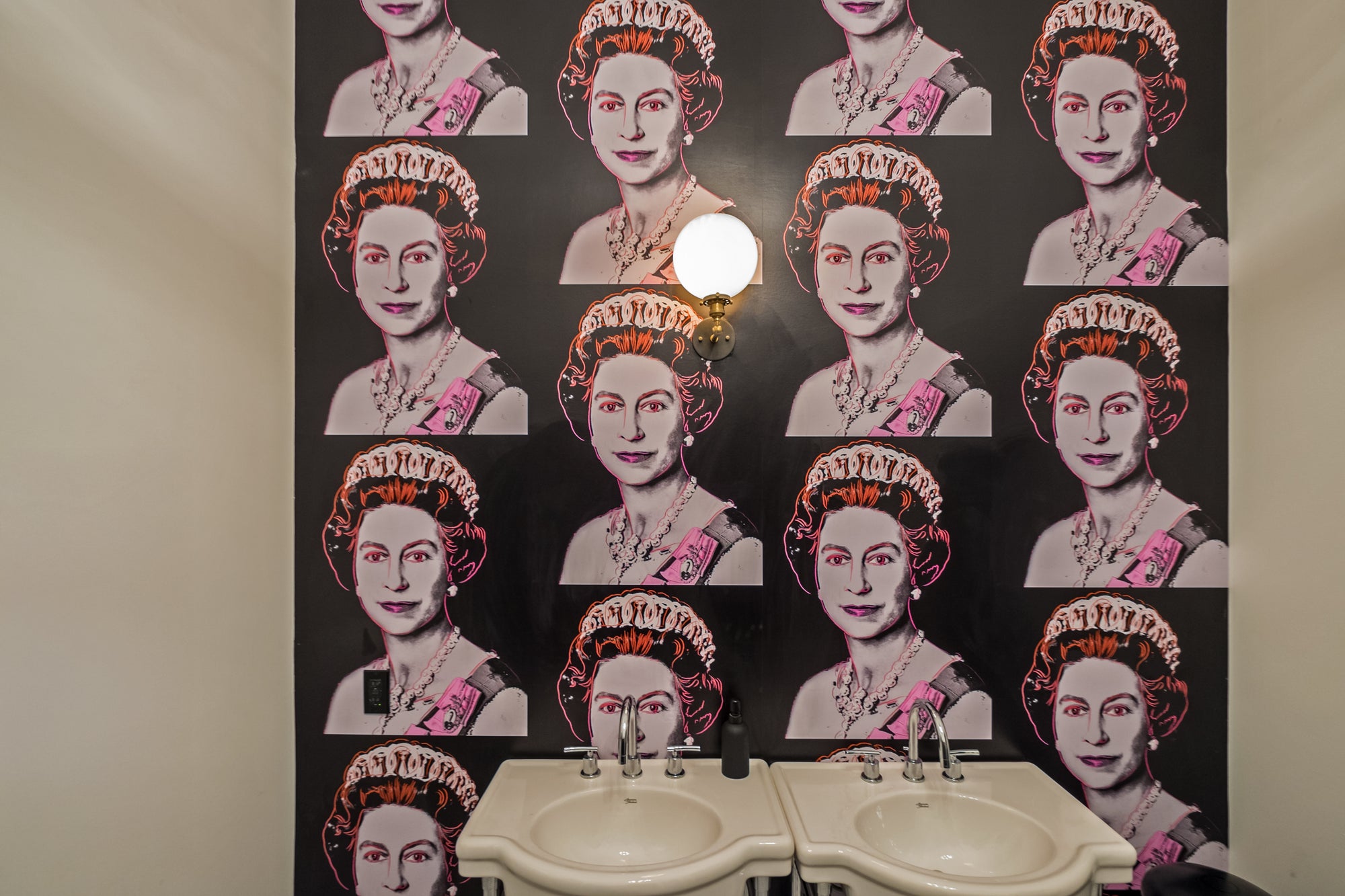 Queen Elizabeth - Neon Grey