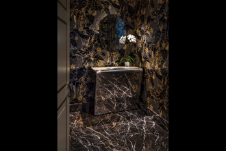 We're a little biased, but this is quite possibly one of the sexiest bathrooms!! It's all flavored up with our Lenny designed Feroz (in a metallic Ore colorway) that's inspired by a shared love for Brazil...and comes to life with a stylized jungle flora and hiding monkeys and Jaguars peering out from their natural habitat. HOT!