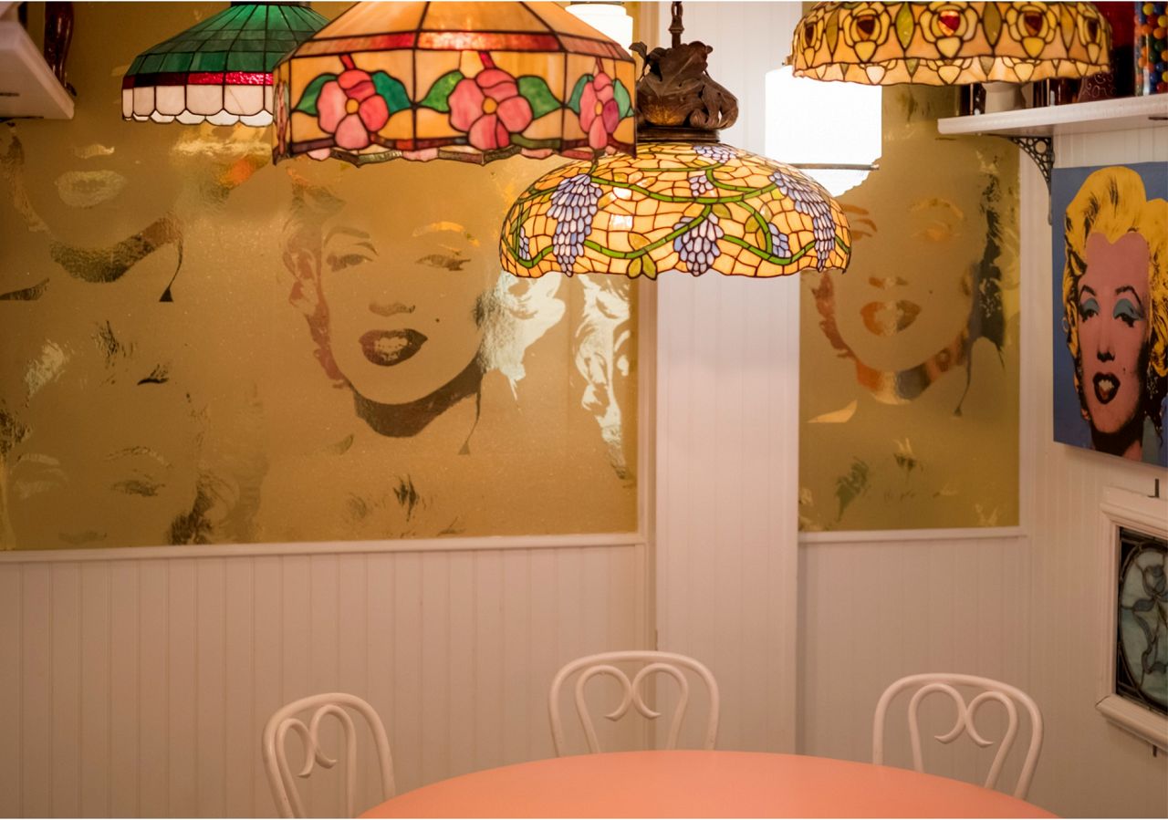 Hello gorgeous! Over the years the cafe welcomed celebrities ranging from Marilyn Monroe to today's teen sensations, so it was only fitting create a spectacular space that salutes this bombshell...with our Marilyn Monoprint paper in Gold Diamond Dust.    
