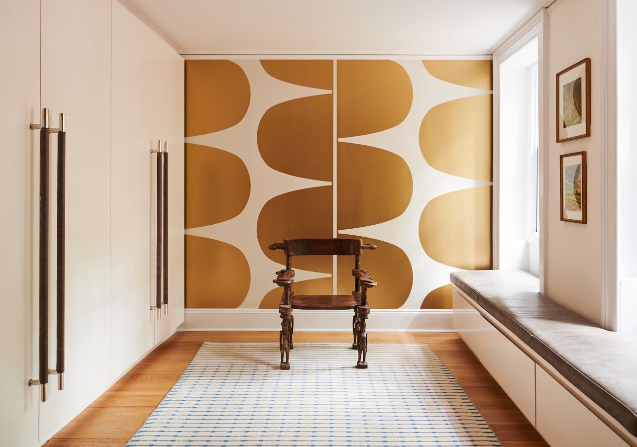 Quite possibly the modish mudroom of them all thanks to sleek built-ins, fine furnishings and finishing touches, like our sexy Alvorada wallpaper. Bravo Brooklyn-based Delson or Sherman Architects! Photography by: Jason Schmidt 
