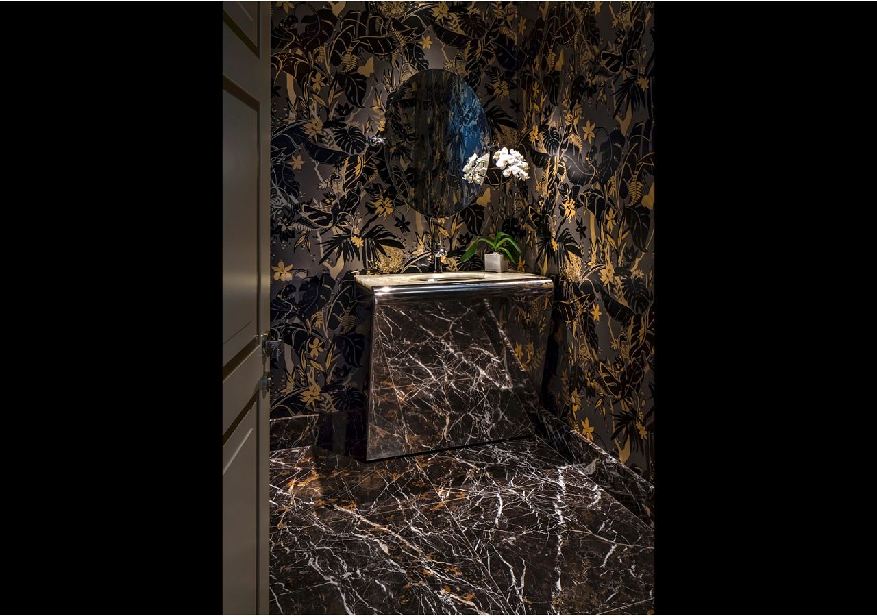 We're a little biased, but this is quite possibly one of the sexiest bathrooms!! It's all flavored up with our Lenny designed Feroz (in a metallic Ore colorway) that's inspired by a shared love for Brazil...and comes to life with a stylized jungle flora and hiding monkeys and Jaguars peering out from their natural habitat. HOT!  